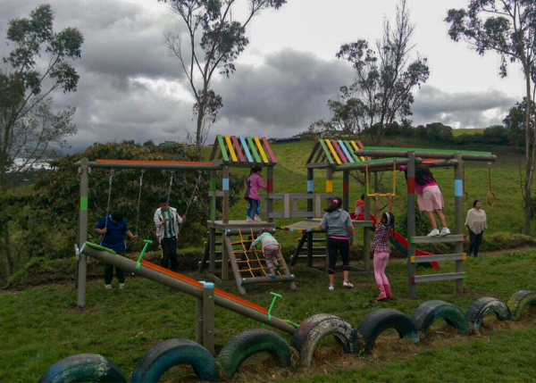 Parques infantiles con ecomadera plástica